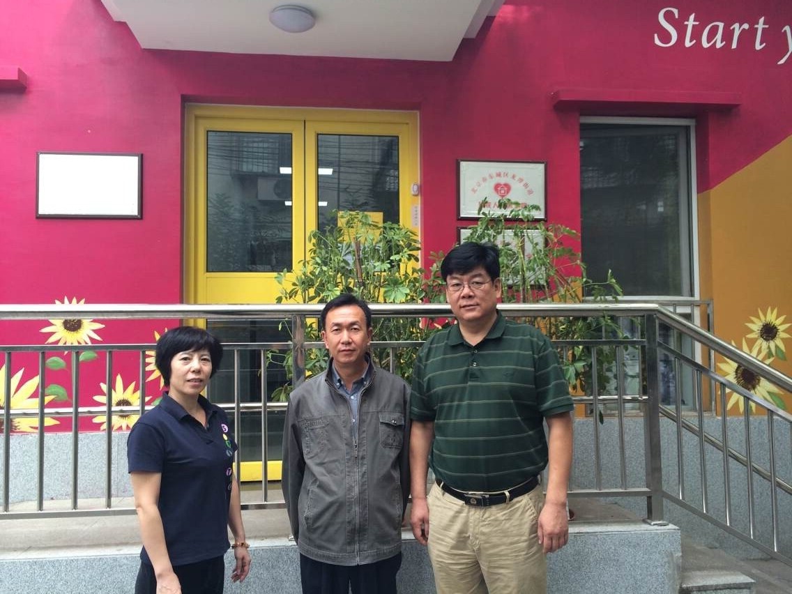 龙潭街道郭理事长（右一）、温馨家园遆园长（左一）与我所刘建新律师合影